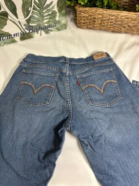 Levi 515 Bootcut medium wash w/ Back Stitching- size 6